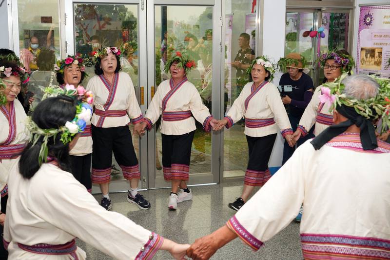 「擊石贊聲」藝術展29日在屏東縣內埔鄉老埤活動中心登場，記者會中由馬卡道族人展演「下淡水社頌祖歌」，盼以聲音回應歷史，表達馬卡道族「反矮化、反歧視」訴求