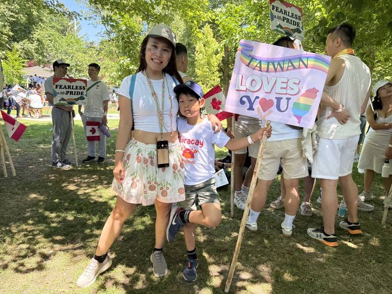多倫多同志大遊行29日舉行，台灣遊行隊伍格外青春洋溢，還有幾對親子檔。多倫多僑民洪逸青（左）帶著7歲大的兒子首度參加多倫多同志大遊行。