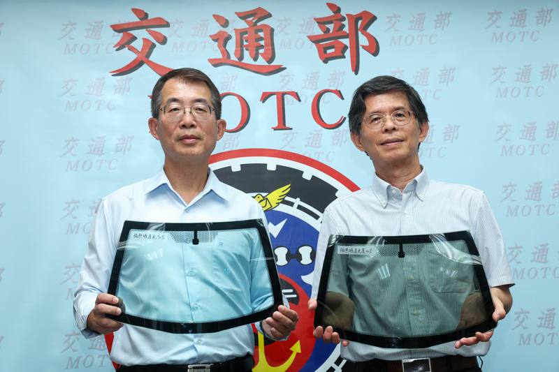 交通部公路局30日在台北舉行記者會，公布汽車車窗及擋風玻璃黏貼隔熱紙使用指引，公路局長陳文瑞（左）與監理組長魏武盛（右）展示合規隔熱紙。