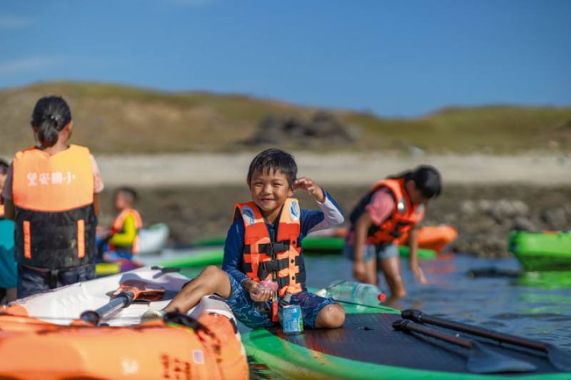 Students from Yue Ming and from Penghu’s Wang An Primary School collect marine debris from their kayaks to protect the marine environment. ​​