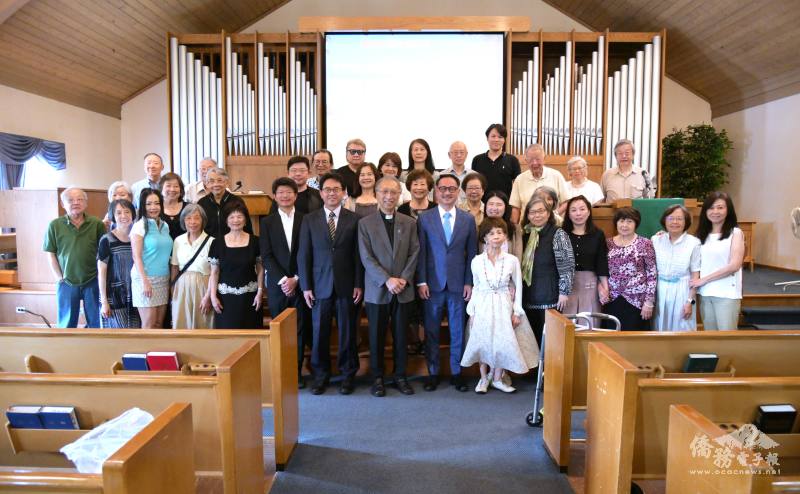 僑委會副委員長阮昭雄 (前排右8) 與大家一起合照留影紀念