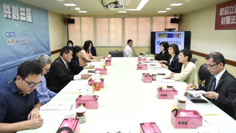 僑務委員會委員長徐佳青與召集委員黃仁等人進行意見交流