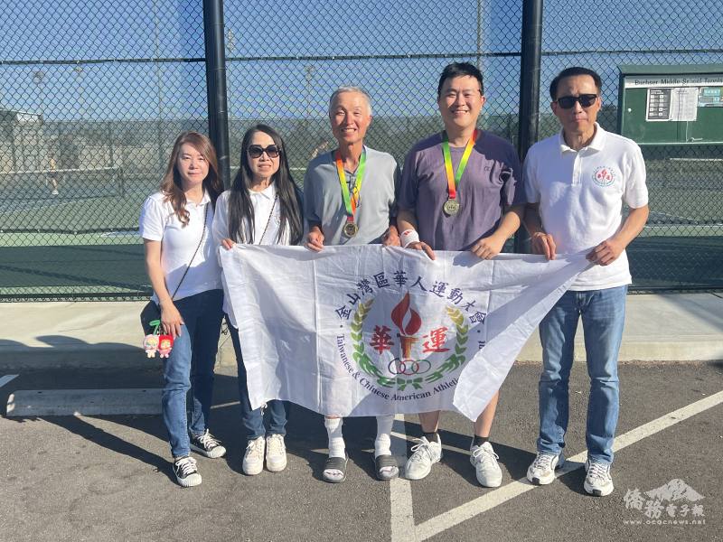 陳立功(右1)及呂玉員(左2)與男雙冠軍選手合影