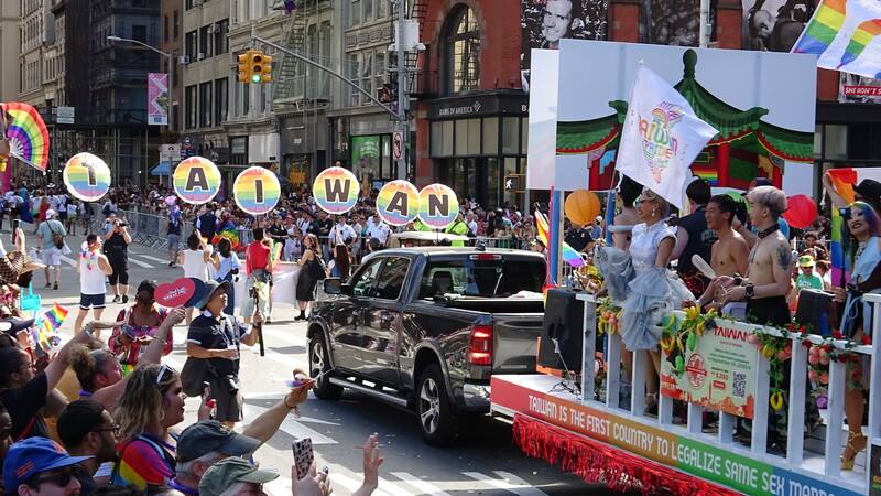 來自台灣的變裝皇后與遊行團隊，參加紐約年度同志驕傲遊行。
