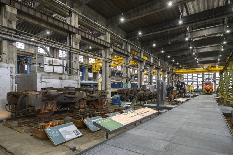 車輛維修重心的柴電工場，除展示鐵博典藏修復的車輛及維修各階段的機具設備，並以圖、文、影音還原車輛維修情形。