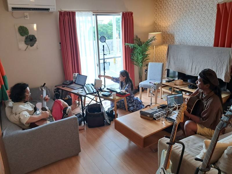 臺、沖音樂人共創由台灣音樂人巴賴(右一)及沖繩音樂團體 jujumo(左二為Makoto，負責作曲、編曲、樂器演奏及錄製工作；中間為えりな，主要負責歌詞創作、樂器演奏及演唱)共同制作