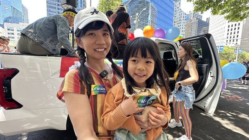 台灣母親亦白帶著女兒參加舊金山同志大遊行，希望讓孩子從小了解這個世界正在發生的事情，未來能夠為自己爭取權益。