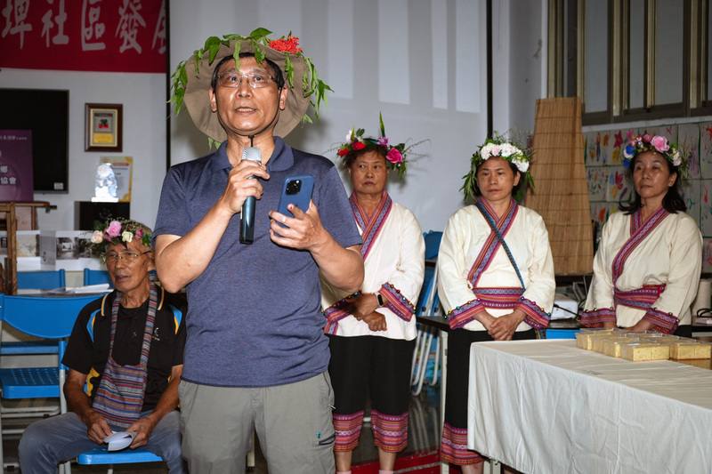 「擊石贊聲」藝術展由現於高雄師範大學跨領域藝術研究所攻讀碩士的楊育傑（前）擔任總策劃，展覽藉由錄像、行動藝術等，揭露平埔原住民族馬卡道族（Makatao）被殖民遭遇