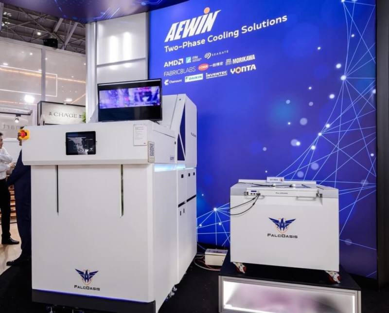其陽科技在2025台北國際電腦展（COMPUTEX）發表升級版雙相浸沒式散熱（2PIC）系統（左）及雙相直接液冷（2P DLC）系統（右），展現面對AI伺服器高功耗挑戰的前瞻布局。（其陽科技提供）