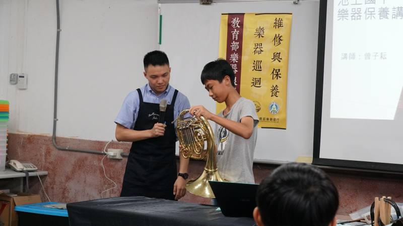 樂器銀行-管樂器維修保養講座-學生實作樂器清潔保養