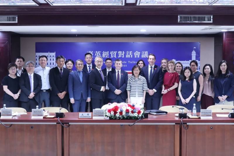 「2025年台英經貿對話會議」（UK-Taiwan Trade Talks）30日下午由英國商業暨貿易部副大臣艾禮遜（Douglas Alexander，前譯：亞歷山大，前排左6）與經濟部政次江文若（前排左7）共同主持。（英國在台辦事處提供）