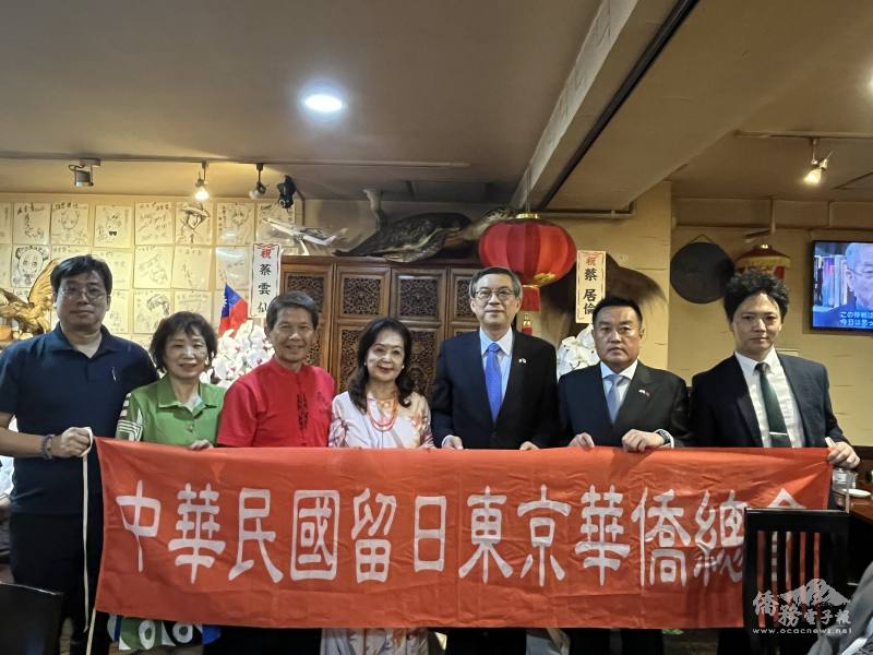 周學佑(右3)與蕭玉蘭(中)、新任會長彭勻孝(右2)、副會長吉本英治(右1)、龔瀛宇(左3)、郭惠儷(左2)、富田家彰(左1)合照