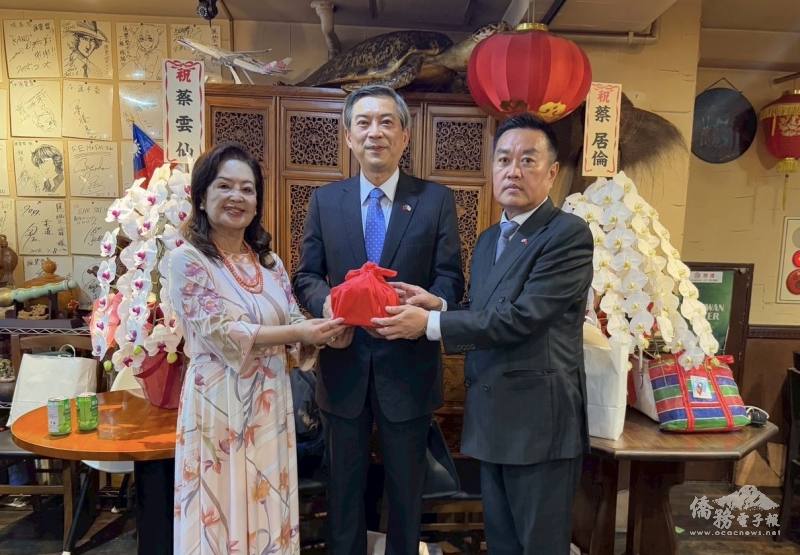 駐日本代表處副代表周學佑(中)見證滿任會長蕭玉蘭(左)交接印信予新任會長彭勻孝(右)