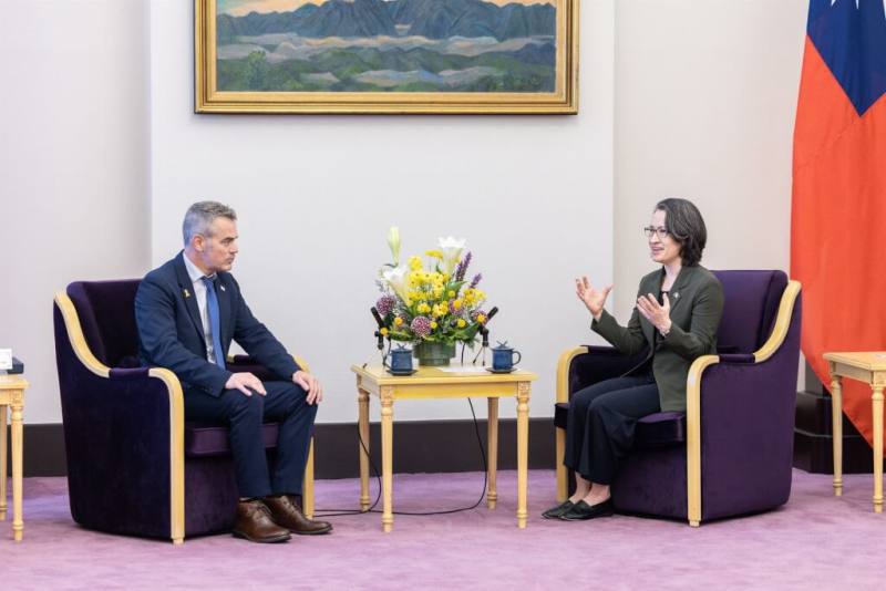 副總統蕭美琴（右）2025年4月22日接見以色列國會友台小組主席杜伯斯基（Boaz Toporovsky）訪問團。（總統府提供）