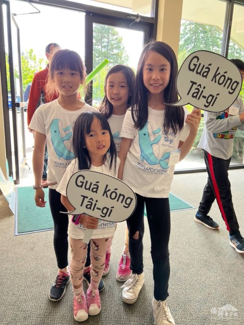 學員們手拿臺語字卡歡喜合影