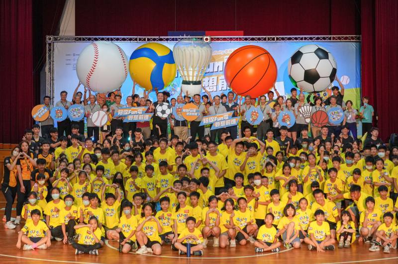 台電2025球類Fun電營今於新北市私立竹林高級中學正式起跑，由台電副總經理蔡志孟等各界貴賓，及現場近500位學童、家長共同為今年的活動揭開序幕