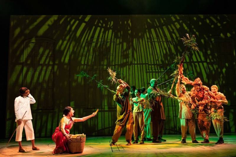 「少年Pi的奇幻漂流」劇場版將於7月31日至8月3日在台中國家歌劇院盛大上演，設計了栩栩如生動物巨偶，並巧妙運用多視角投影、演員走位與移動式布景，盼重新感動所有觀眾。（台中國家歌劇院提供）