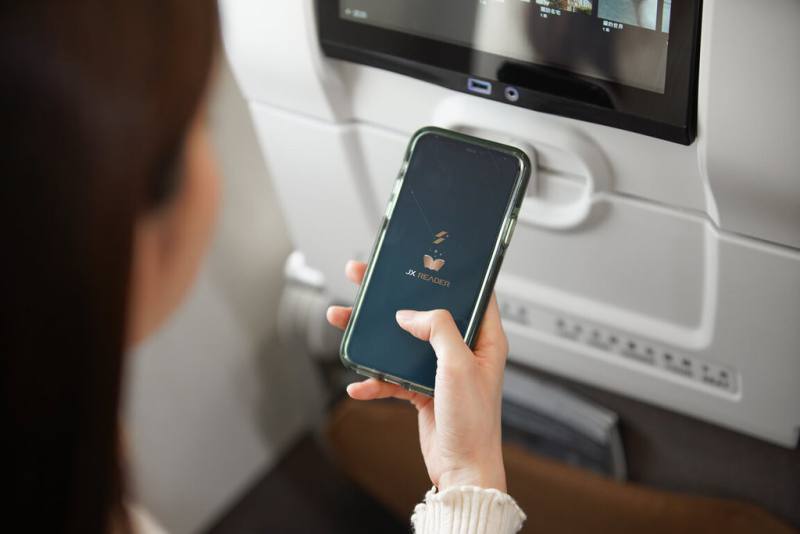 星宇航空與全球數位閱讀平台PressReader合作，推出全新線上閱讀平台JX Reader，7月1日起取代機上實體書報雜誌，旅客可於航班起飛前48小時至抵達後24小時內，使用個人行動裝置下載所需內容，即使離線也能自在閱讀。（星宇航空提供）