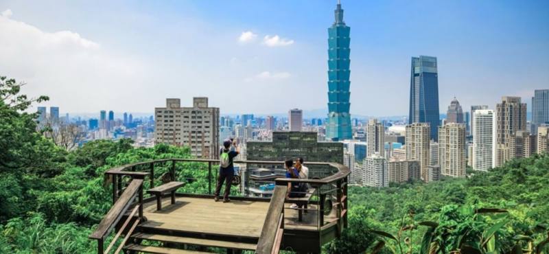 台北市與休士頓市雙方在多個領域持續互動交流，為了慶祝締結姊妹市64週年、兩市直飛航線10週年，台北市觀傳局攜手長榮航空推出旅遊專案，提供機票折扣及台北101、故宮景點票券，邀請美國旅客前來探索台北城。（台北市觀傳局提供）