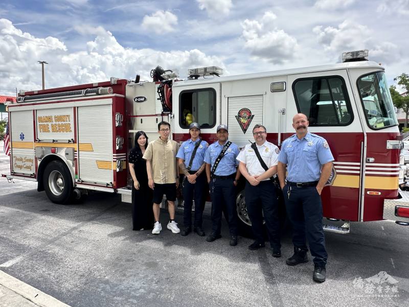 臺灣同鄉會會長簡雅嵐（左1）與急難救助協會會長張澔潤（左2）迎接橘郡打火英雄與消防車