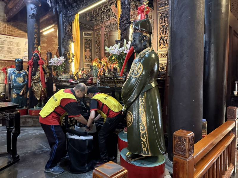 古物搶救班進行一般古物「諸羅知縣周鍾瑄像」及城隍爺神像搶救演練。