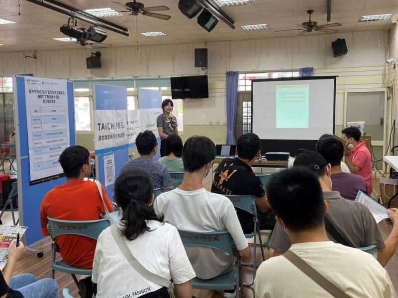 迎接畢業求職季到來，台中市政府1日公布，7月間將舉辦35場徵才活動，邀集60家次廠商參加，提供超過3500個職缺，現場還規劃企業說明會專區。（台中市政府提供）