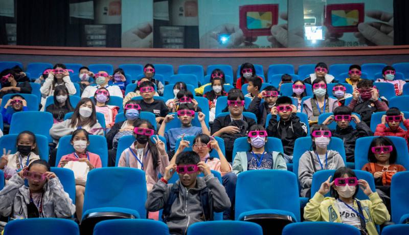 國立自然科學博物館播放逾30年的立體劇場即日起轉型為「必可飛劇場」，戴上立體眼鏡、進入震撼視覺世界成為回憶。（科博館提供）