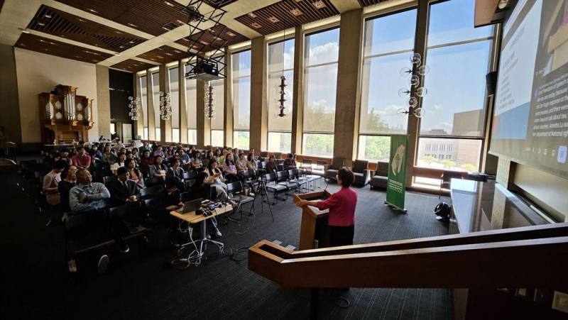 前立委尤美女在西雅圖大學的講台上，分享台灣推動同性婚姻合法化的歷程。（大西雅圖台灣同鄉會提供）