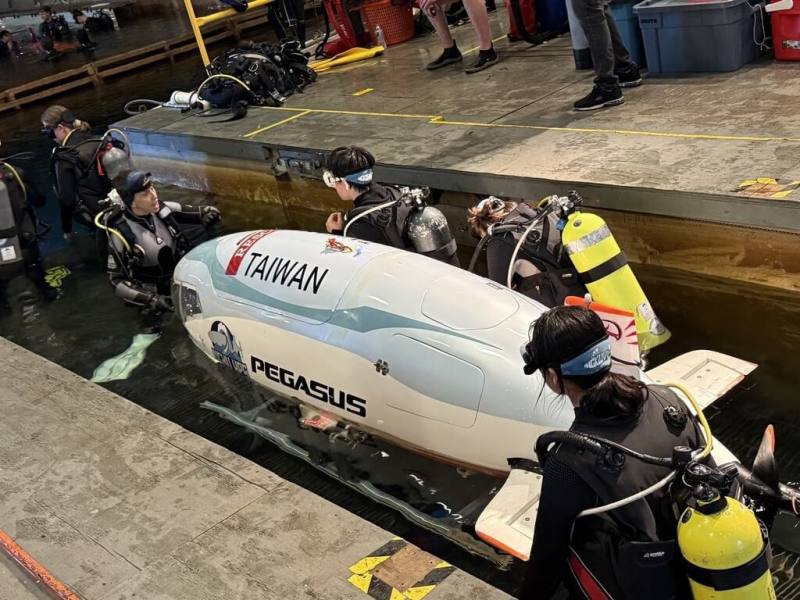 國立成功大學人力潛艇隊今年6月首度前進美國海軍研究實驗室、參加第18屆國際人力潛艇賽，惜未奪獎，但以3.24節的高速打破隊史紀錄。圖為成大人力潛艇下水中。（成功大學提供）