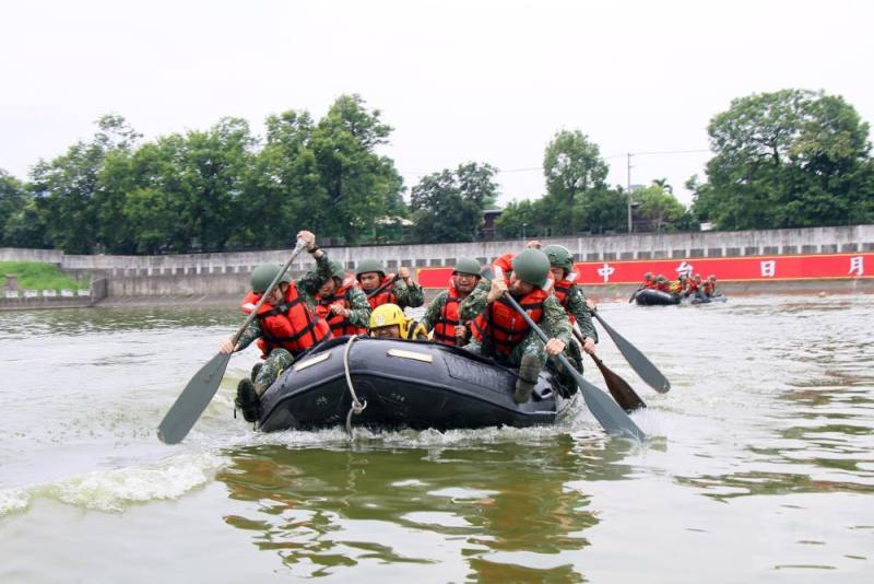 陸軍第十軍團52工兵群日前辦理「舟艇漕渡訓練競賽」。（陸軍第十軍團提供）