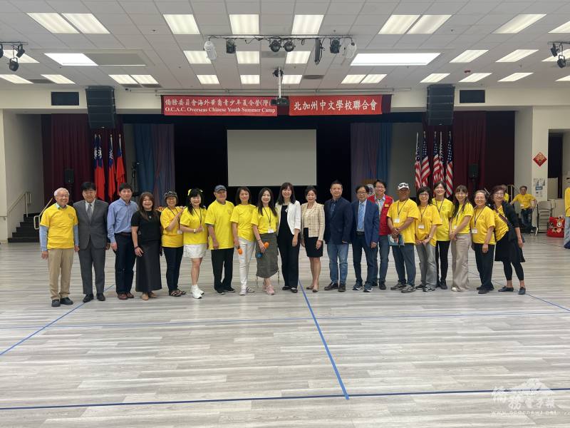 夏令營團隊老師與貴賓合影