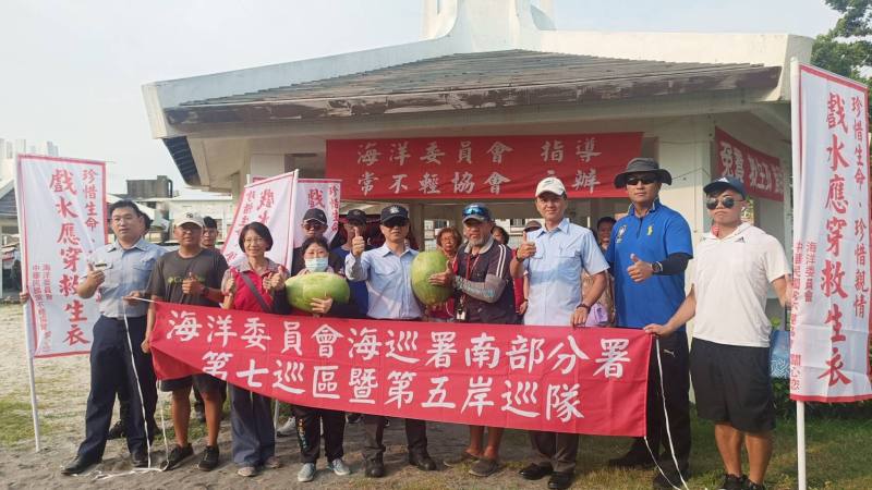 海洋委員會致贈西瓜予常不輕協會 慰勞海域遊憩安全宣導之辛勞(左五為海委會海域安全處洪挬論處長、右四為常不輕協會王能啟理事長、右三為海巡署南部分署第五岸巡隊江展蔚副隊長)