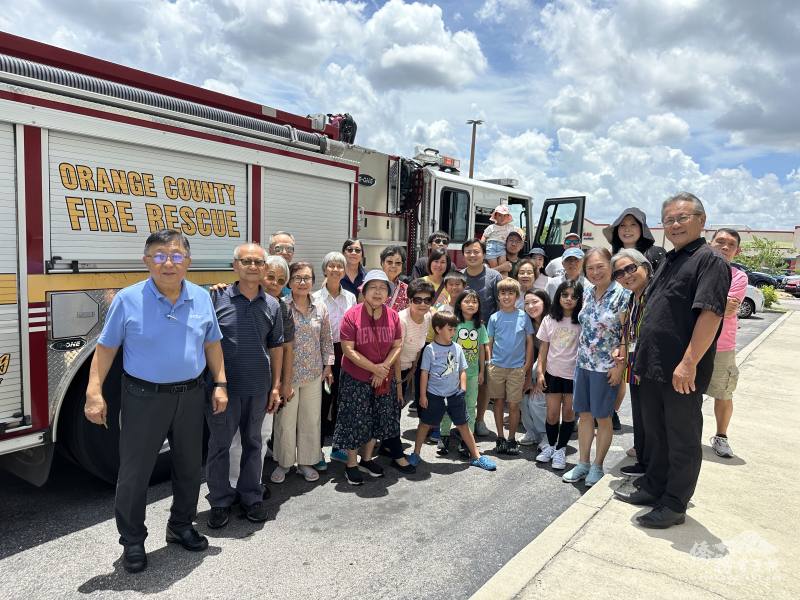 佛州急難救助協會邀請消防車與消防官到場談消防安全，小朋友興奮不已