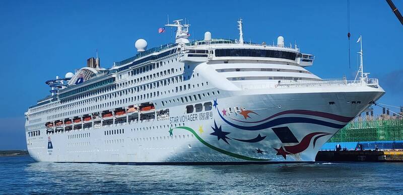 麗星郵輪領航星號（STAR VOYAGER）1日清晨駛抵馬公港，載來近1800名港澳遊客，展開為期半天行程