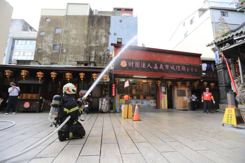 嘉義市政府消防局第二分隊使用水槍噴灑起火點。