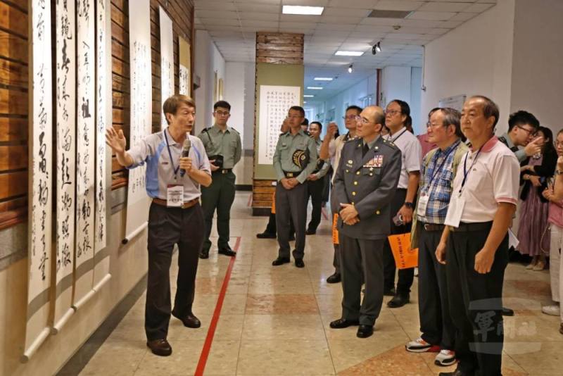 廖指揮官偕同藝術名家，共同為干城美展剪綵揭幕，並現場揮毫。（青年日報提供）