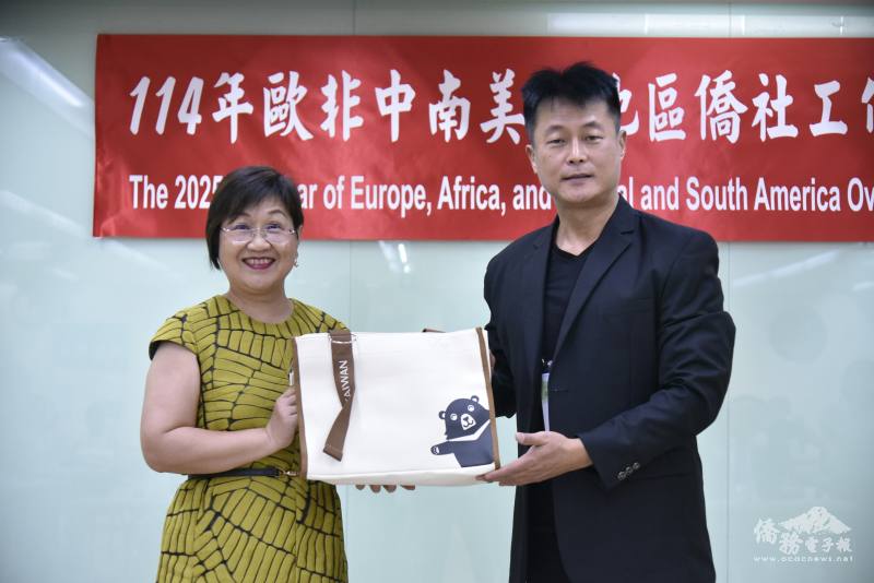 徐佳青致贈紀念品，由學員長胡敦仁代表接受