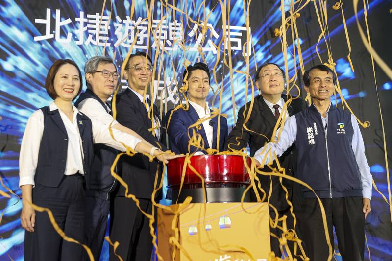 北捷遊憩事業公司1日正式成立，新任董事長黃清信（左3）、台北市長蔣萬安（右3）等人出席，一同啟動儀式