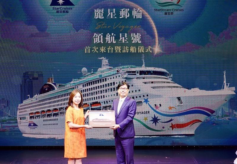 麗星夢郵輪旗下「領航星號」（Star Voyager）30日首度掛靠高雄港，並舉行首次來台暨訪船儀式，市長陳其邁（右）與麗星夢郵輪副總裁徐牧柔（左）交換紀念品。