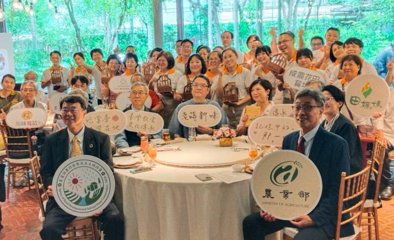 農業部農村發展及水土保持署1日舉行第2屆田媽媽「記憶中的那一味」傳承新食代選拔賽頒獎典禮，農業部長陳駿季（前右）出席