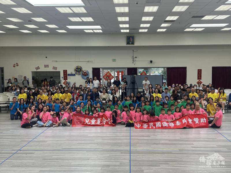 夏令營結業式人員合影