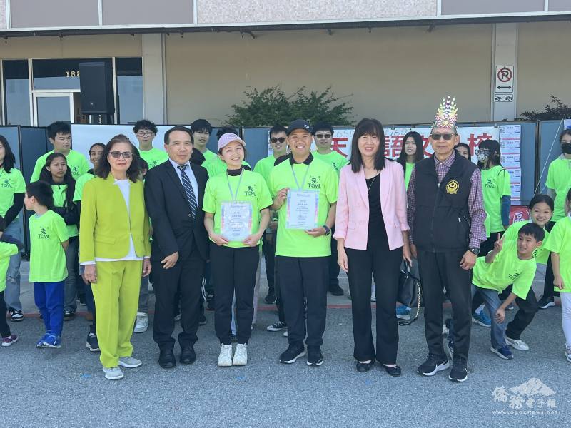 校長葉雲河(右1)贈感謝狀給白碧惠(左3)與老師劉字蕙(右3)。莊雅淑主任(右2)一同合影。