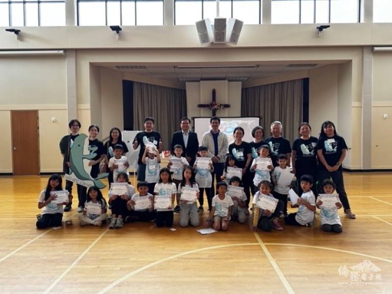 西雅圖文教中心主任王偉讚及西雅圖臺灣聯合長老教會長老簡旭岳為學員們頒發結業證書，並與學員及工作人員合影