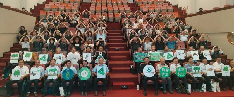 農業部林業及自然保育署於民國91年推動「平地造林計畫」，已營造1萬3492公頃平地森林，林保署1日宣布啟動未來10年輔導計畫，將強化自然碳匯、延伸生態綠網