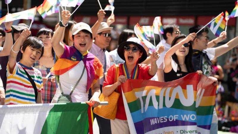 在台灣同志婚姻合法化扮演重要推手，被譽為「同運女神」的前立委尤美女（左3）29日參與西雅圖同志大遊行。（大西雅圖台灣同鄉會提供）