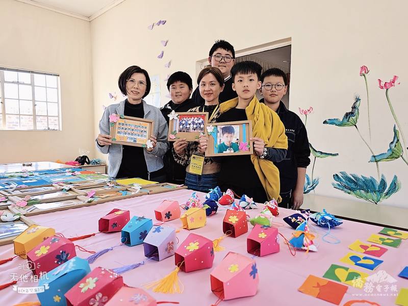 老師陳宥禎教授民俗藝術課程，教導學生製作油桐花黏土相框，了解臺灣客家文化。