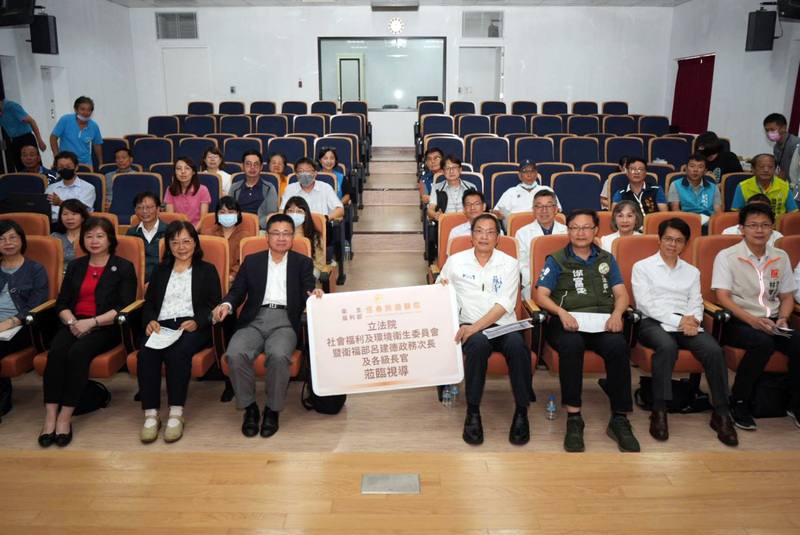 立法院衛環委員會召委蘇清泉（1排右4）30日邀集衛福部等相關單位，到恆春旅遊醫院考察恆春半島醫療量能，民進黨立委徐富癸（1排右3）、衛福部政務次長呂建德（1排左4）等人出席