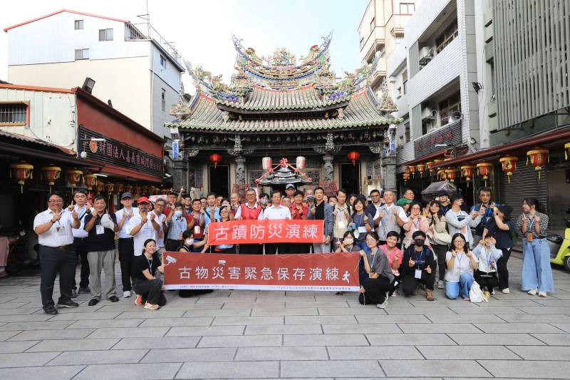 文化部文化資產局30日於國定古蹟嘉義城隍廟辦理「文化資產防災演練」，結合古蹟與古物搶救流程，建構災害應變機制。