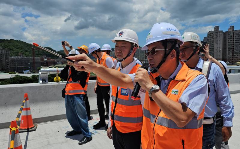 交通部長陳世凱（前右2）視察「國道1號五股交流道增設北入及北出匝道改善工程」，要求工程能如期如質完工