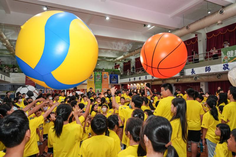 台電球類Fun電營今年暑假於全國9縣市展開棒、排、羽、足、籃五大球類夏令營，12場次共吸引3,600名學童爭搶報名